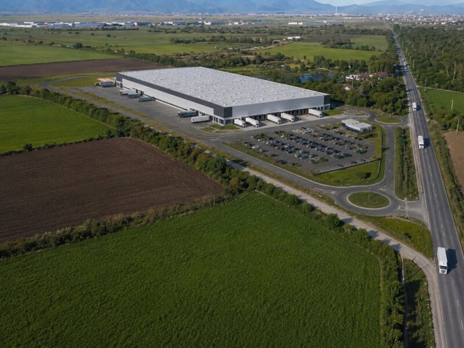 Concept de dezvoltare logistică pe teren cu front la drum național