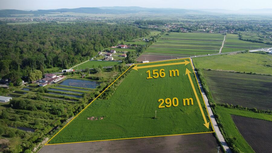 Vedere aeriană cu dimensiunile terenului: 156 m front și 290 m adâncime