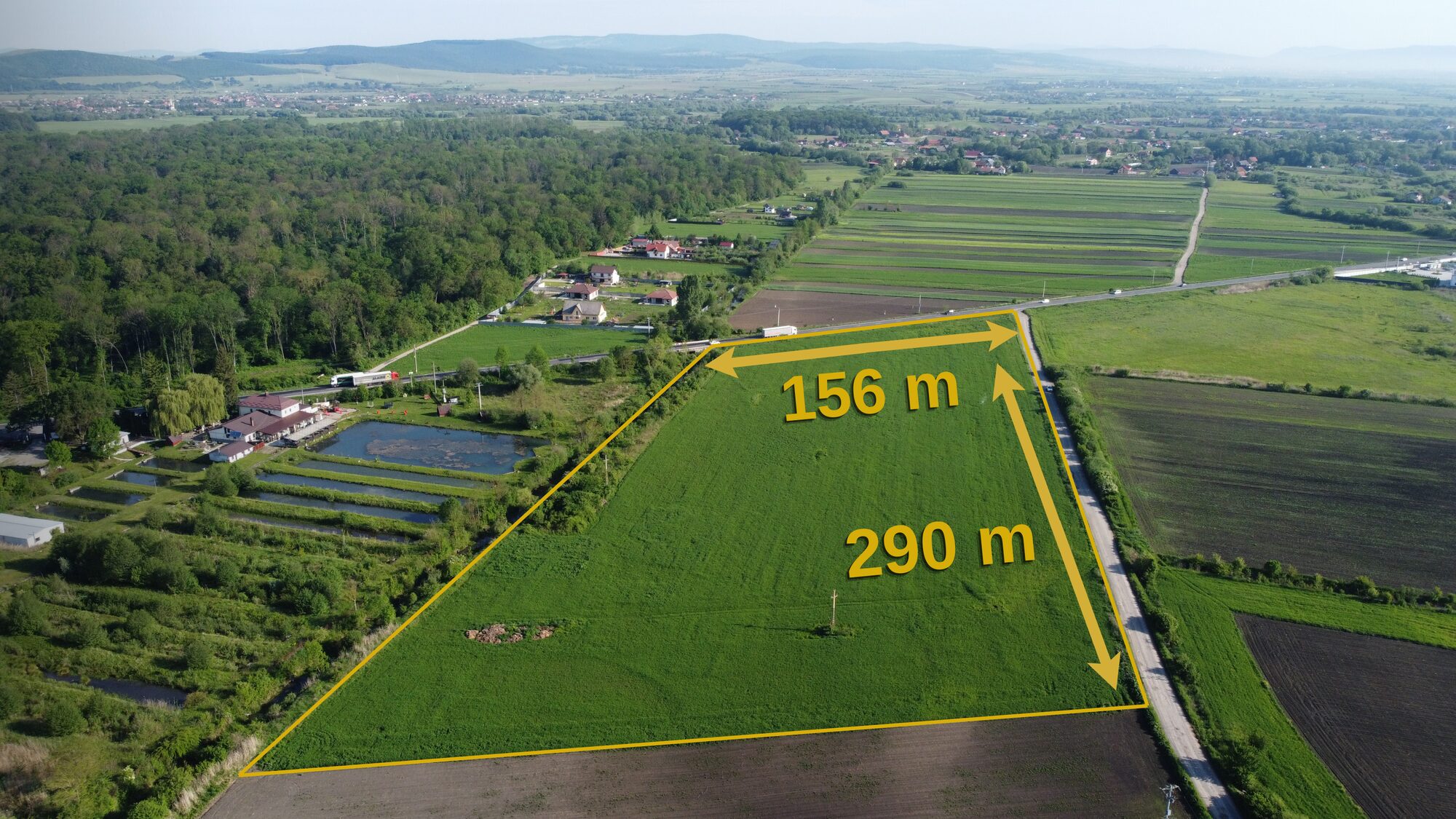 Terenul de 45.000 mp cu dimensiuni: 156 m front, 290 m adâncime