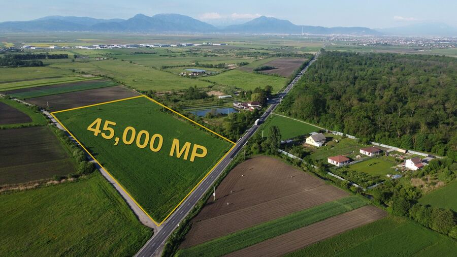 Terenul de 45.000 mp cu munții Brașovului în fundal