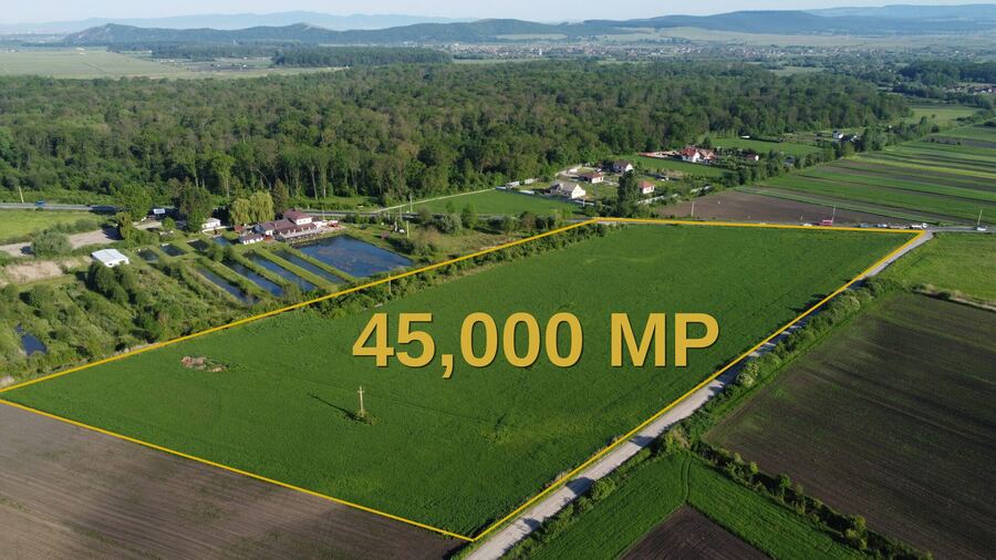 Vedere aeriană a parcelei de 45.000 mp de-a lungul DN11